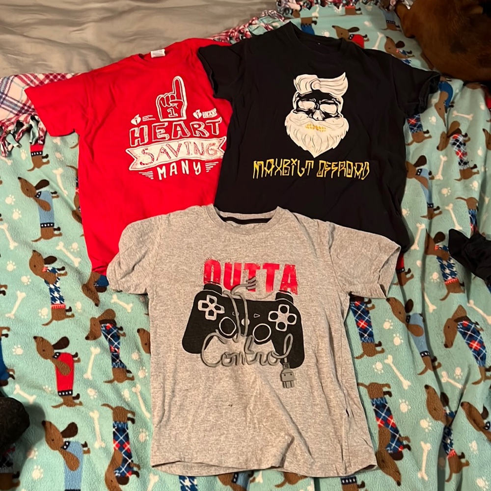 3 tshirts size youth large